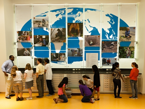 Visitors in Q?rius Education Center, National Museum of Natural History. Photo by James DiLoreto Visitors in Q?rius Education Center, National Museum of Natural History. Photo by James DiLoreto